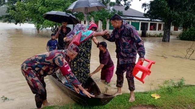 বন্যাদুর্গতদের উদ্ধার-চিকিৎসায় বিজিবি